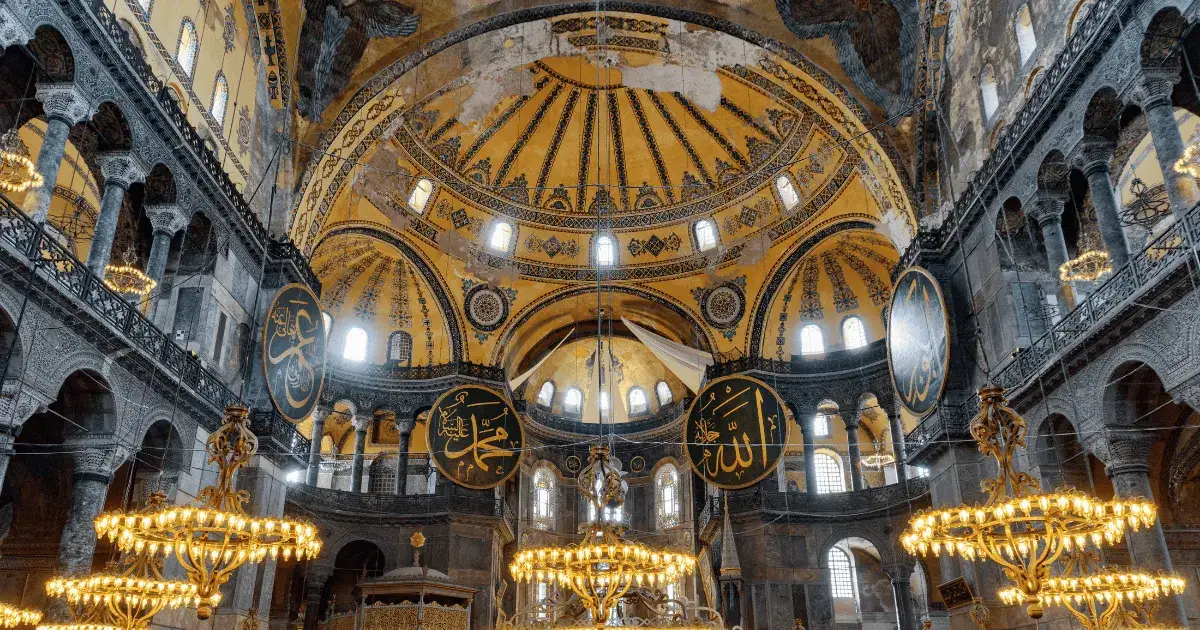Innenansicht der Hagia Sophia mit Kuppel und Mosaiken in Istanbul